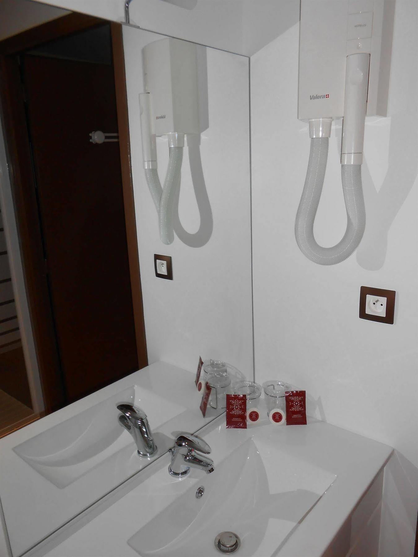 Hotel La Pause Évreux Zewnętrze zdjęcie