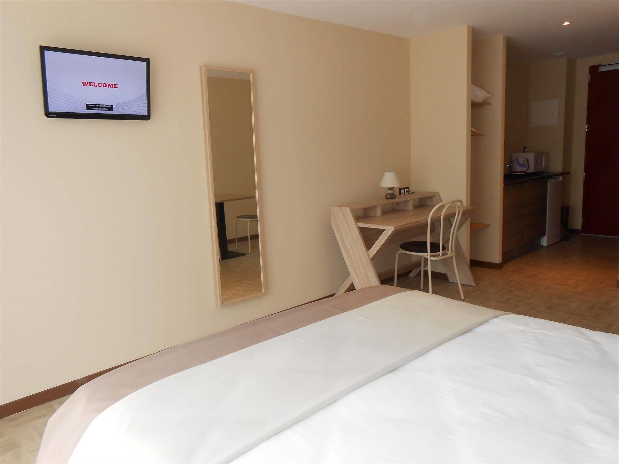 Hotel La Pause Évreux Zewnętrze zdjęcie